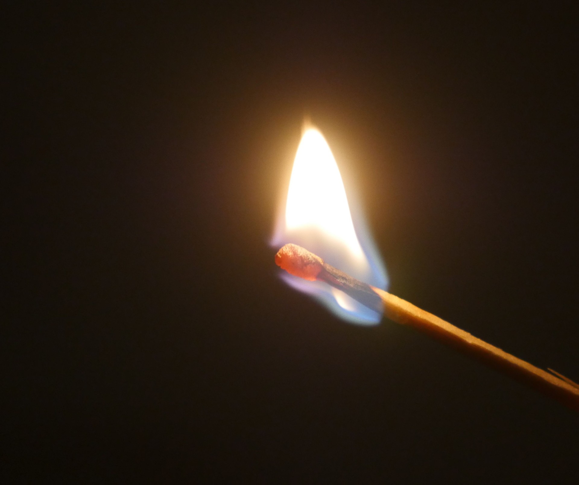 Fósforo aceso no escuro — símbolo da luz que falta nos apagões da CEMIG